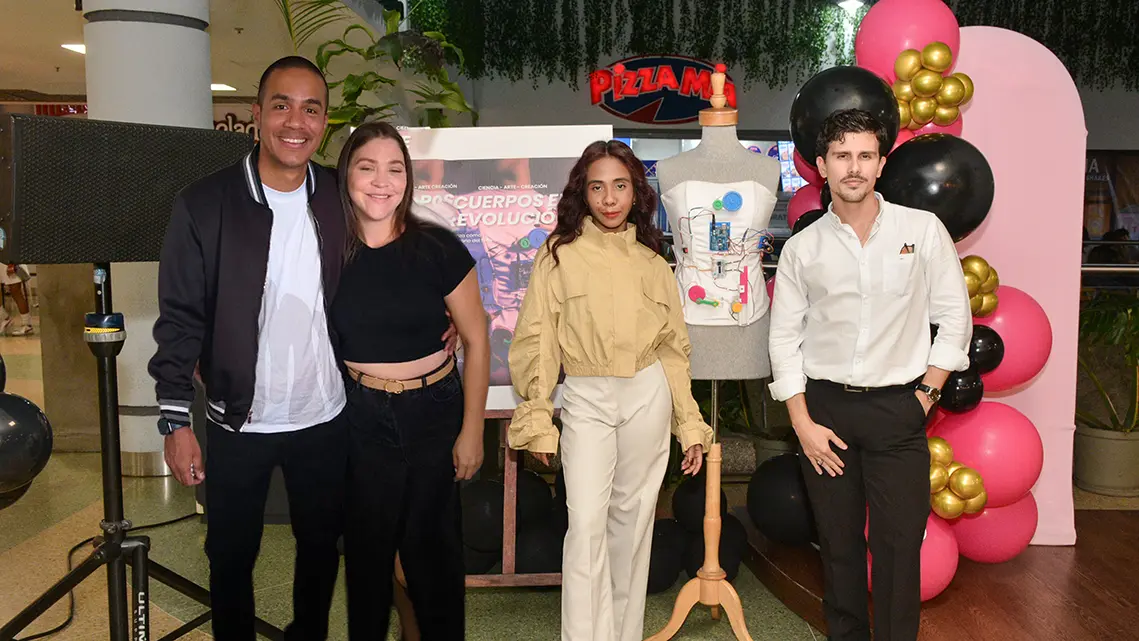 Equipo de AchaStudios junto a Daniela López y Pedro Castellano