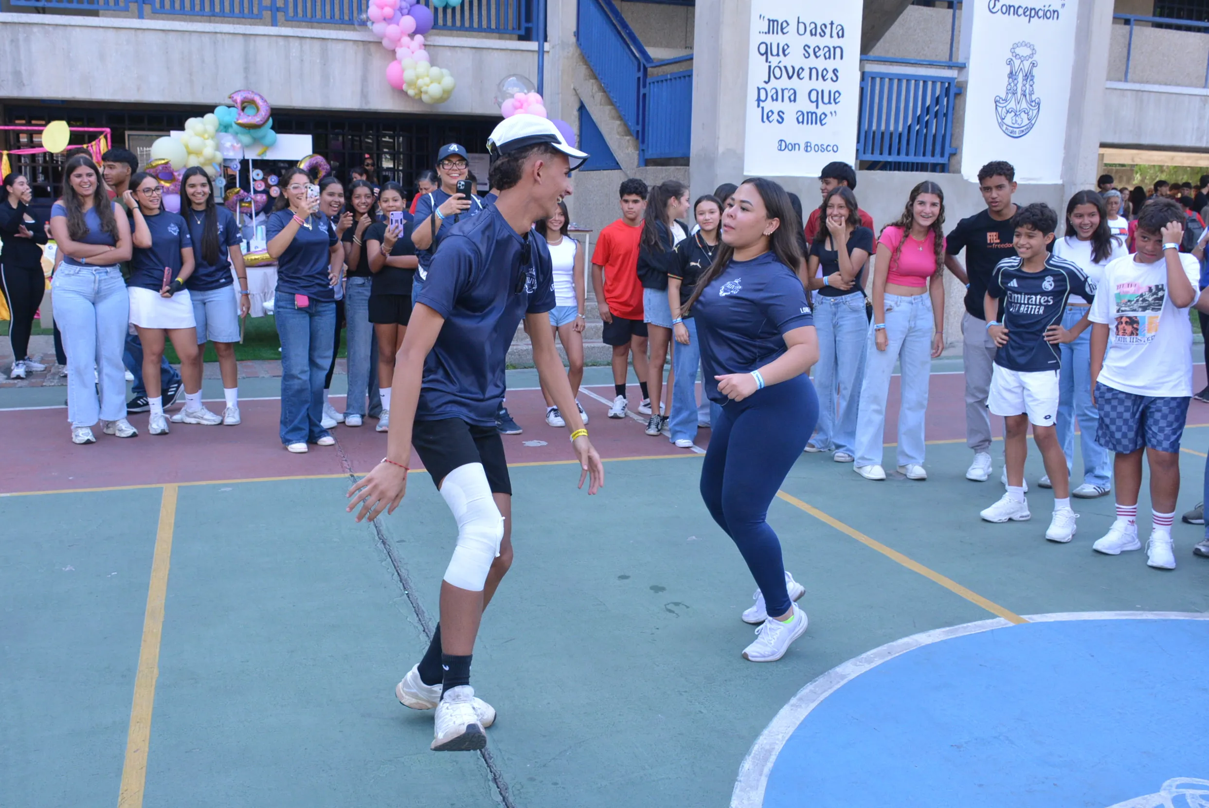 Promo 44 bailando al ritmo de los tambores en el Colegio Inmaculada Concepción
