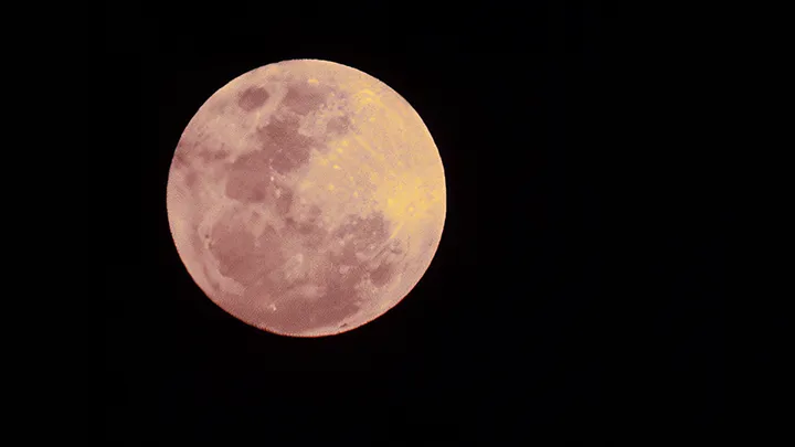 Resplandor de la Luna sobre la ciudad