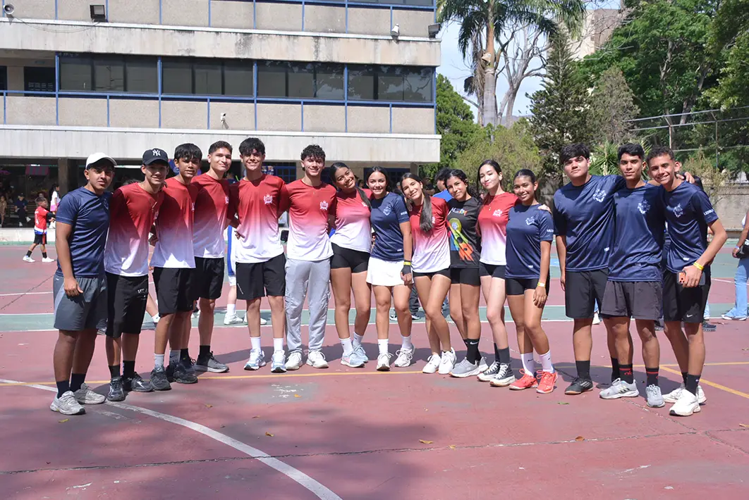 Jugadora saltando en la red