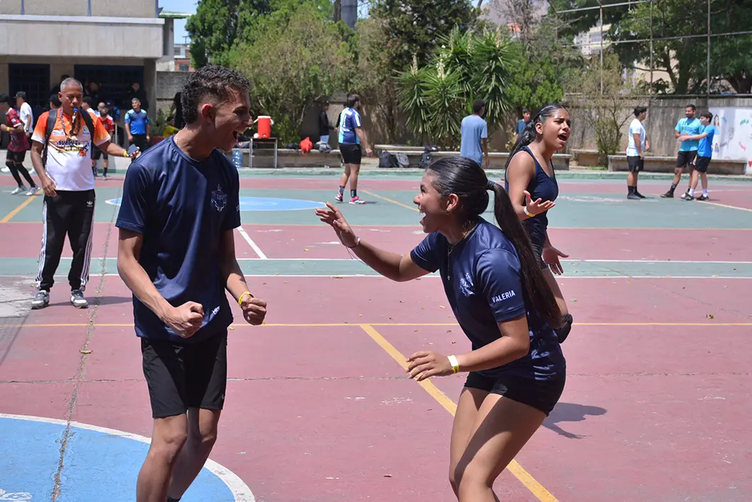 Jugada intensa en la cancha