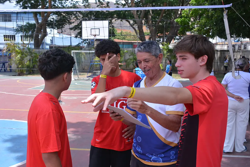 Equipo celebrando punto de voleibol