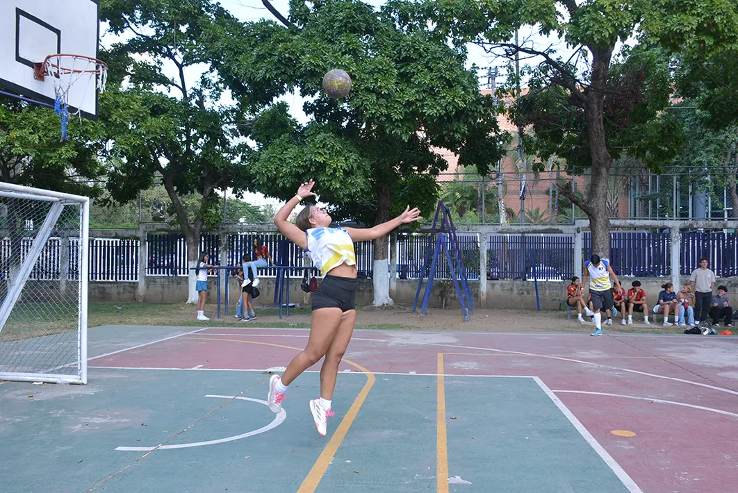 Momento cumbre del partido de voleibol