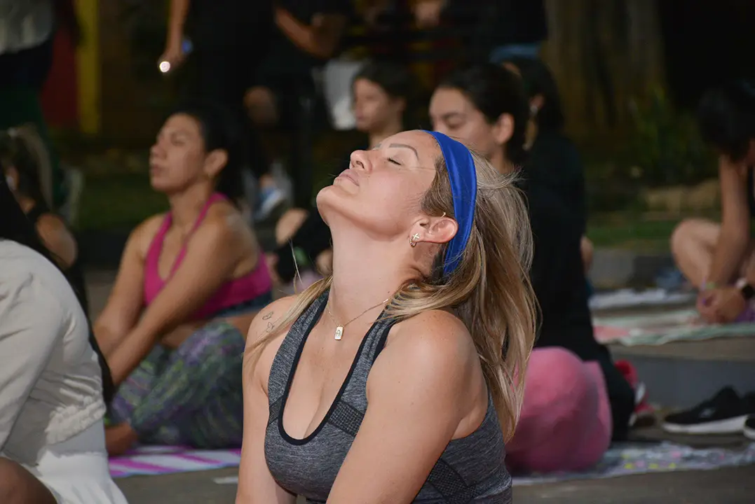 Momento de meditación y relajación en la Plaza Ribas